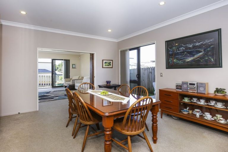 Photo of property in 14 Midhurst Avenue, Henderson, Auckland, 0612