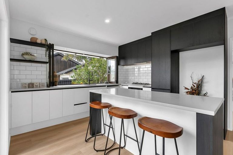 Photo of property in 12 Cleve Road, Green Bay, Auckland, 0604