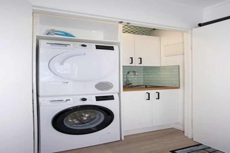 Photo of property in 125a Ennis Avenue, Pakuranga Heights, Auckland, 2010