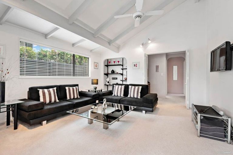 Photo of property in 2/17 Pax Avenue, Forrest Hill, Auckland, 0620