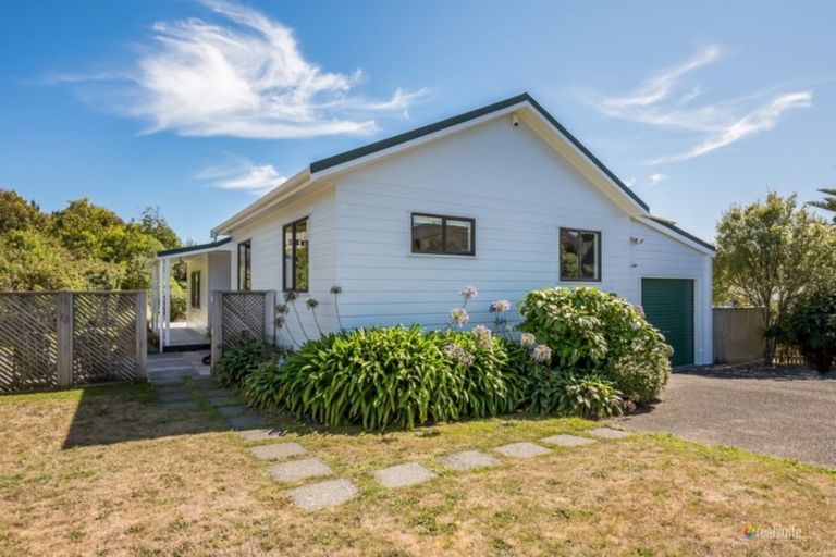 Photo of property in 165 Maungaraki Road, Korokoro, Lower Hutt, 5012