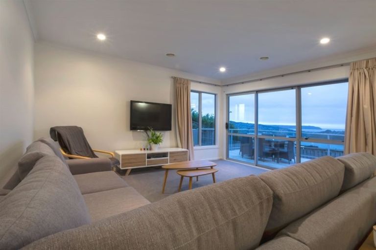 Photo of property in 3 Greenstone Place, Aotea, Porirua, 5024