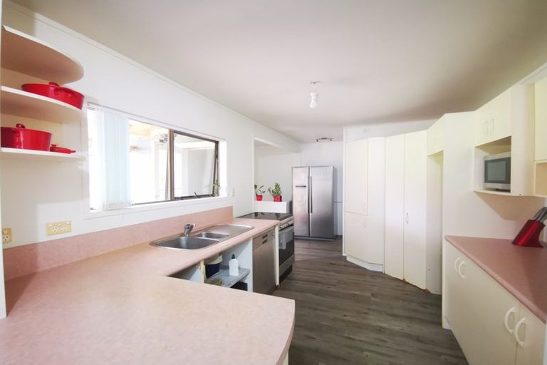 Photo of property in 28 Claverdon Drive, Massey, Auckland, 0614