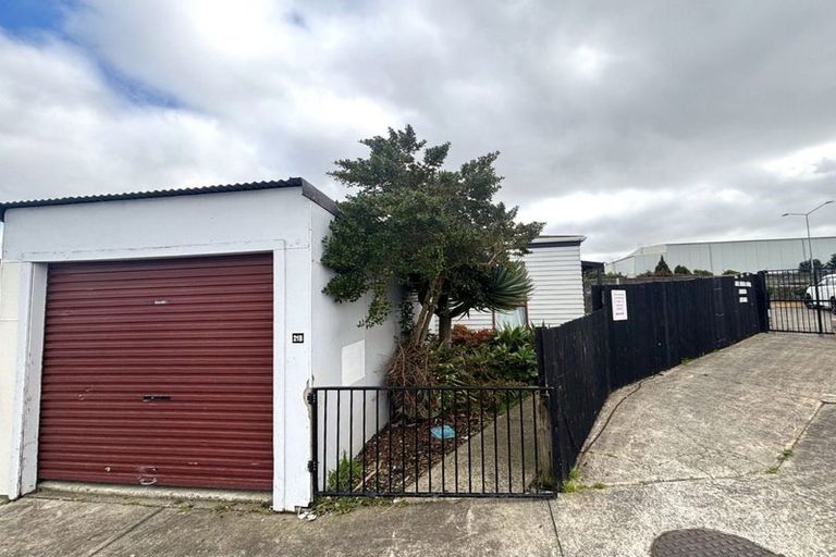 Photo of property in 2/21 Solveig Place, Randwick Park, Auckland, 2105