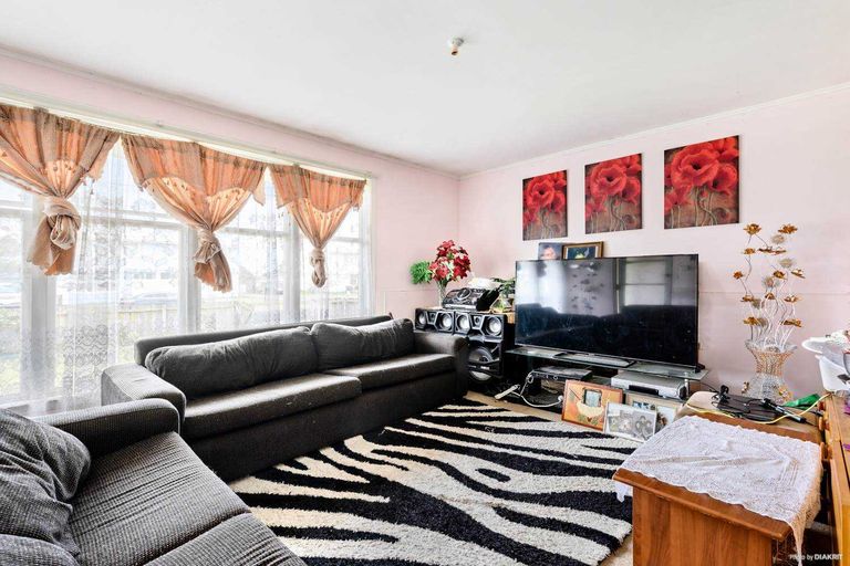 Photo of property in 33 Johnstones Road, Otara, Auckland, 2023