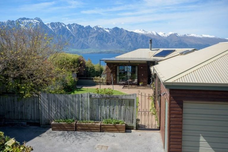 Photo of property in 25 Avalon Crescent, Fernhill, Queenstown, 9300
