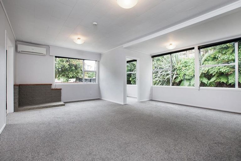 Photo of property in 5 Poharama Place, Marfell, New Plymouth, 4310