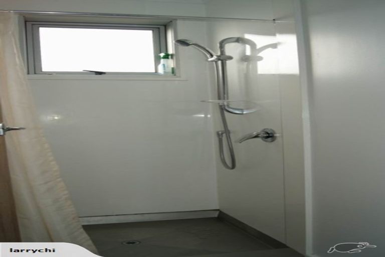 Photo of property in 2/6 Chivalry Road, Glenfield, Auckland, 0629