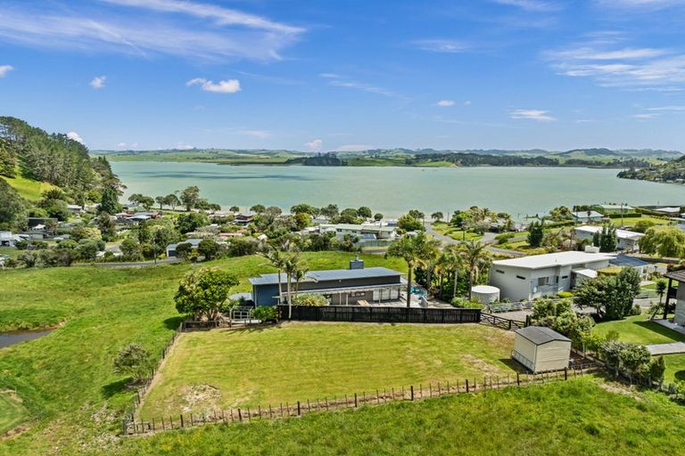 Photo of property in 26 Oxford Street, Whakapirau, 0583
