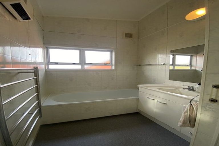 Photo of property in 56 Dowse Drive, Maungaraki, Lower Hutt, 5010