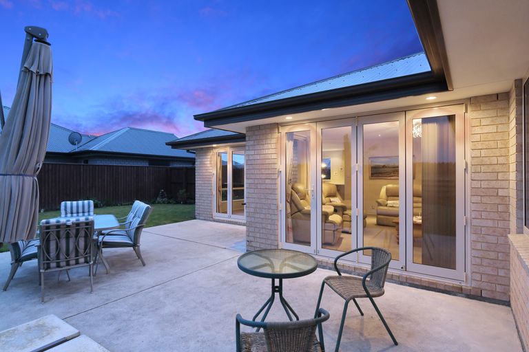 Photo of property in 11 Walnut Way, Rangiora, 7400