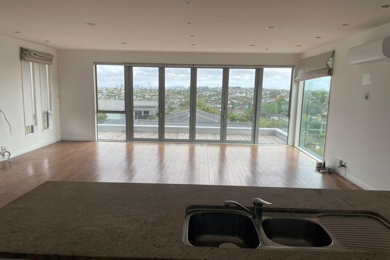 Photo of property in 103 Coronation Road, Hillcrest, Auckland, 0627