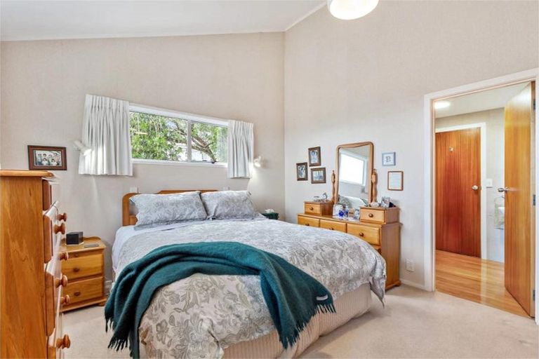 Photo of property in 15 Easton Park Parade, Glenfield, Auckland, 0629