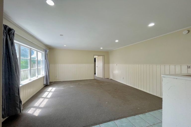 Photo of property in 11 Netherlands Avenue, Kelston, Auckland, 0602