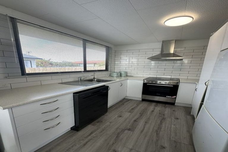 Photo of property in 2/8 Marinich Drive, Ranui, Auckland, 0612