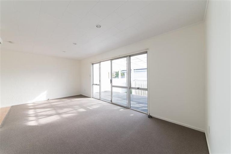 Photo of property in 2/80 Portage Road, New Lynn, Auckland, 0600