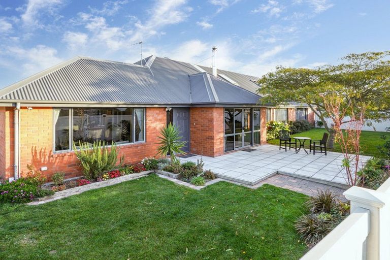 Photo of property in 1 Lowe Place, Rangiora, 7400