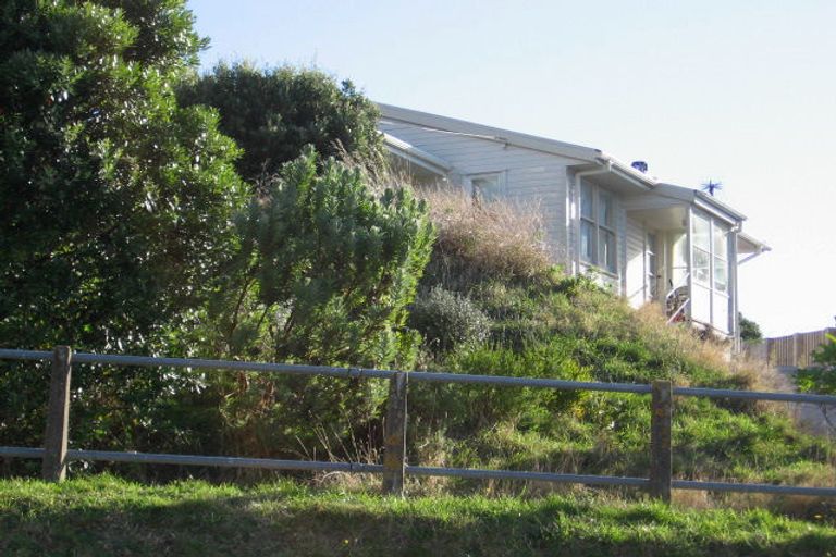 Photo of property in 35 Hiwi Crescent, Titahi Bay, Porirua, 5022