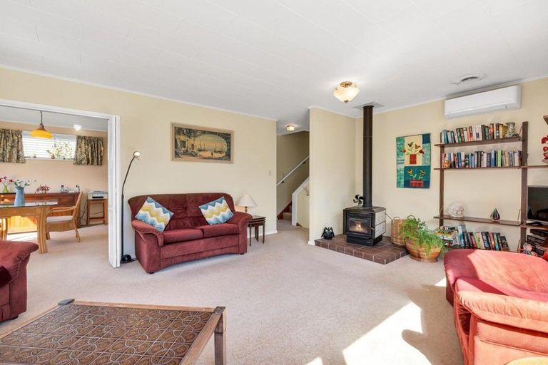 Photo of property in 11 Zande Terrace, Tawa, Wellington, 5028