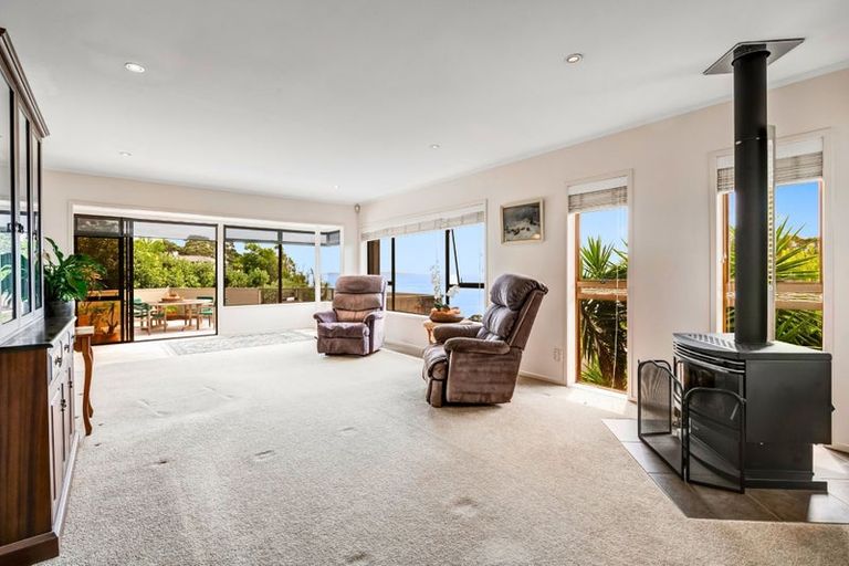 Photo of property in 10 Chelverton Terrace, Red Beach, 0932