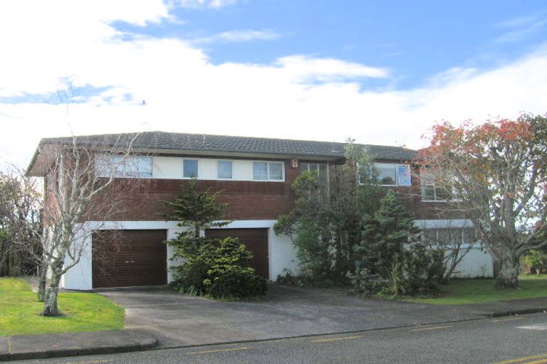 Photo of property in 1 Lilburn Crescent, Massey, Auckland, 0614