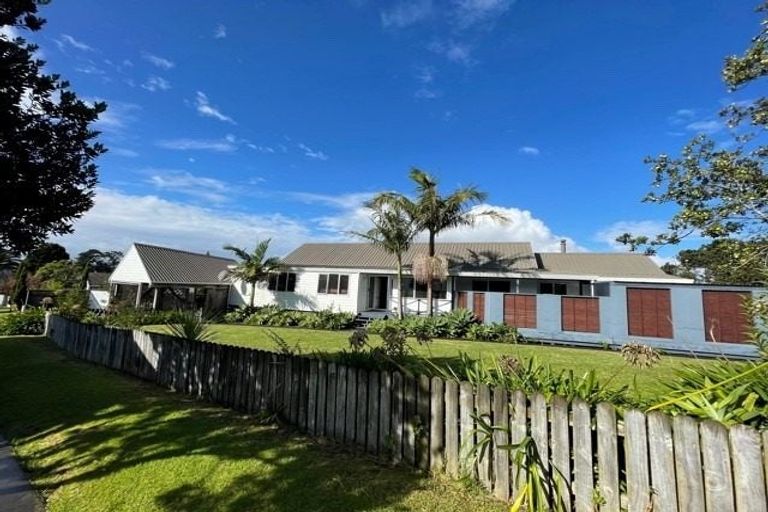 Photo of property in 1 Gosford Drive, Botany Downs, Auckland, 2010