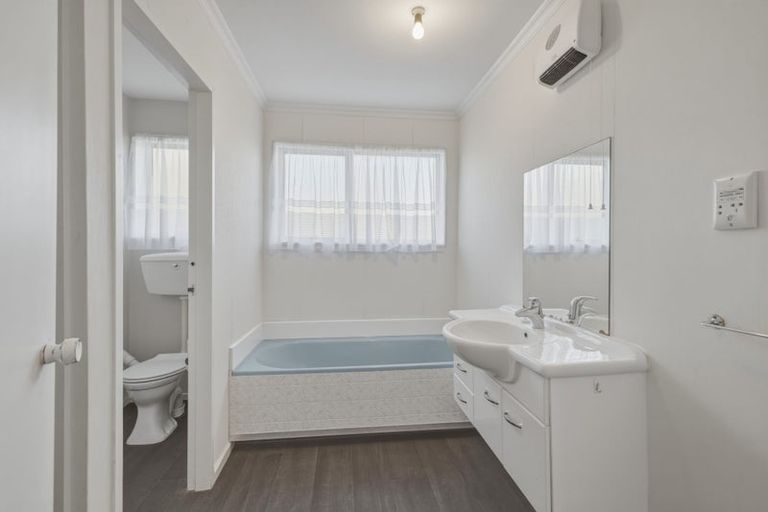 Photo of property in 1/98a Lake Terrace Road, Burwood, Christchurch, 8061