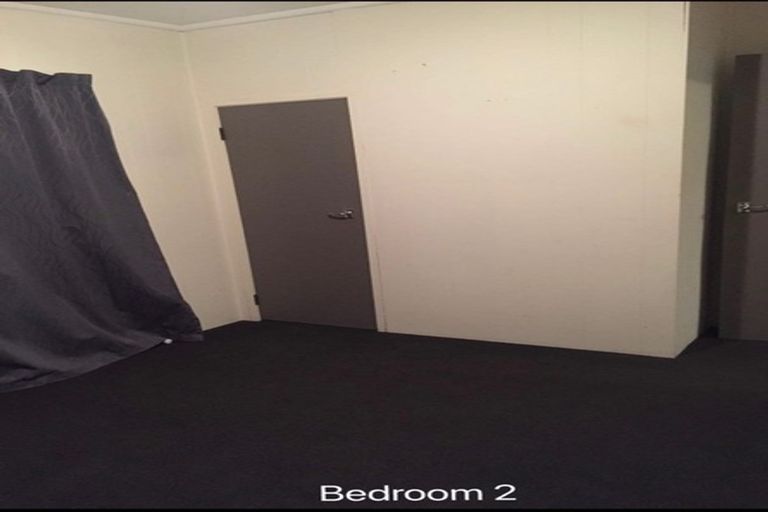 Photo of property in 31 Staincross Street, Green Bay, Auckland, 0604