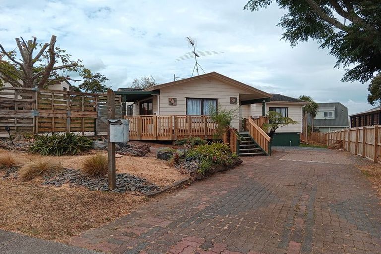 Photo of property in 15 Sandgate Avenue, Botany Downs, Auckland, 2010