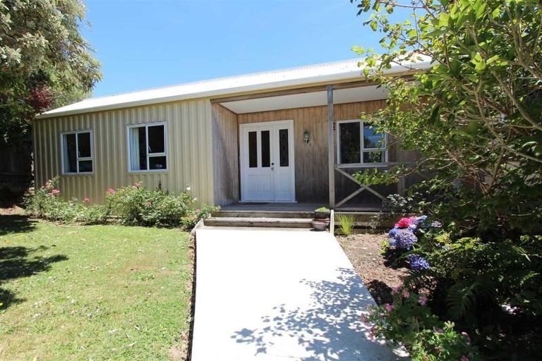 Photo of property in 10 Miles Crescent, Newlands, Wellington, 6037