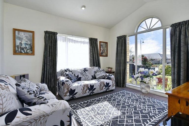 Photo of property in 15 Willowview Drive, Redwood, Christchurch, 8051