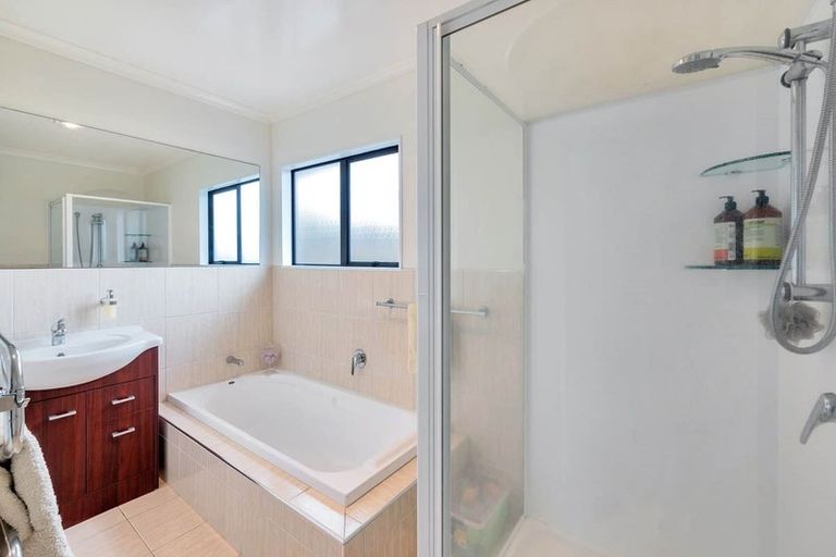 Photo of property in 11 South Kensington Way, Henderson, Auckland, 0612