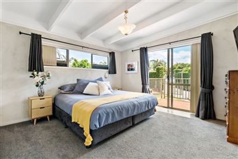 Photo of property in 8 Halldene Terrace, Red Beach, 0932