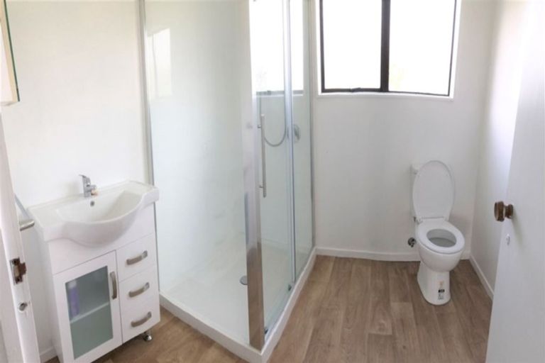 Photo of property in 33b Sunhaven Drive, Newlands, Wellington, 6037