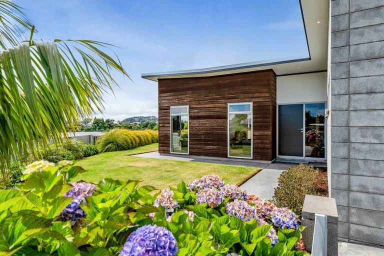 Photo of property in 25 Aderman Place, Hurworth, New Plymouth, 4310