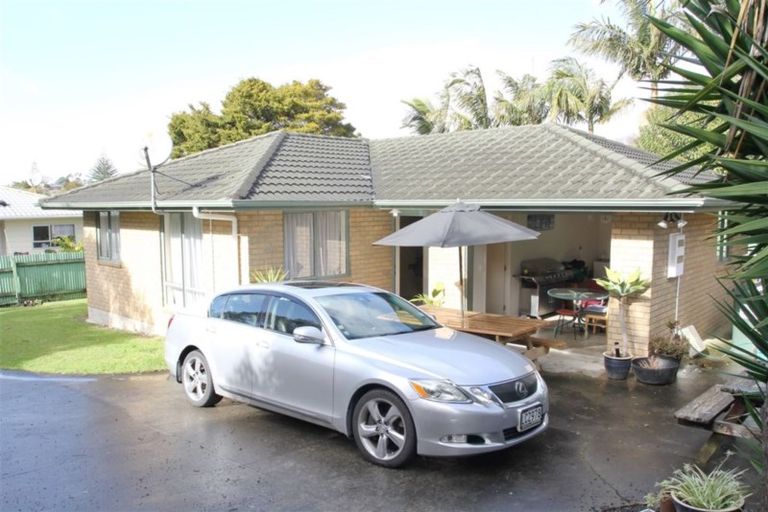 Photo of property in 100a Lincoln Park Avenue, Massey, Auckland, 0614