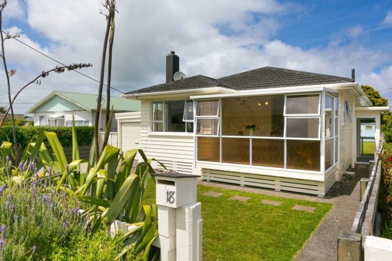 Photo of property in 18 Gisborne Terrace, Opunake, 4616