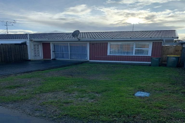Photo of property in 2/10 Ron Keat Drive, Papakura, 2110