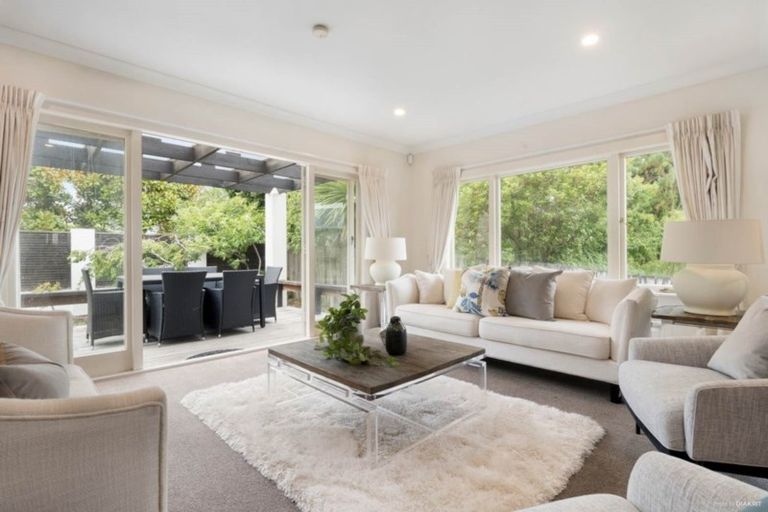 Photo of property in 1/206 East Coast Road, Forrest Hill, Auckland, 0620