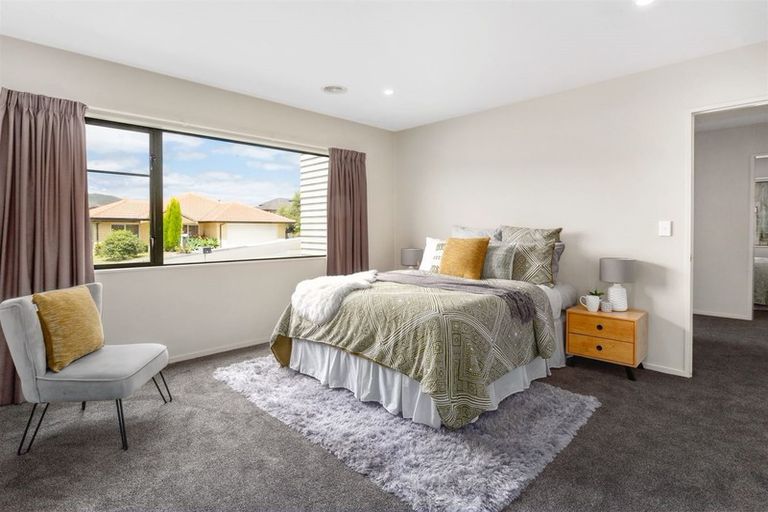 Photo of property in 7 Kaweka Close, Aotea, Porirua, 5024