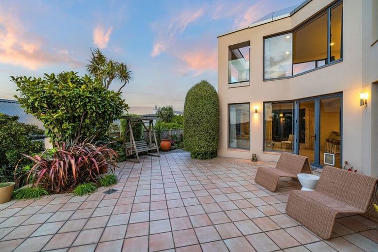 Photo of property in 6 Inverness Lane, Redcliffs, Christchurch, 8081