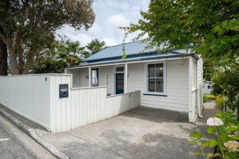 Photo of property in 37 Napier Terrace, Hospital Hill, Napier, 4110