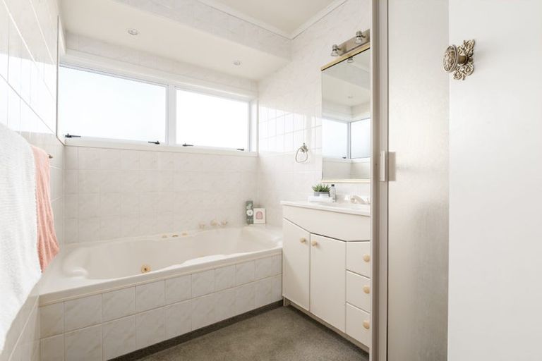 Photo of property in 9 Lynwood Place, Chedworth, Hamilton, 3210