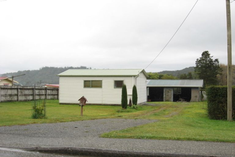 Photo of property in 9 Mawhera Street, Dobson, Greymouth, 7805