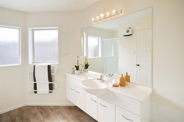 Photo of property in 20 Sutton Place, Dallington, Christchurch, 8061