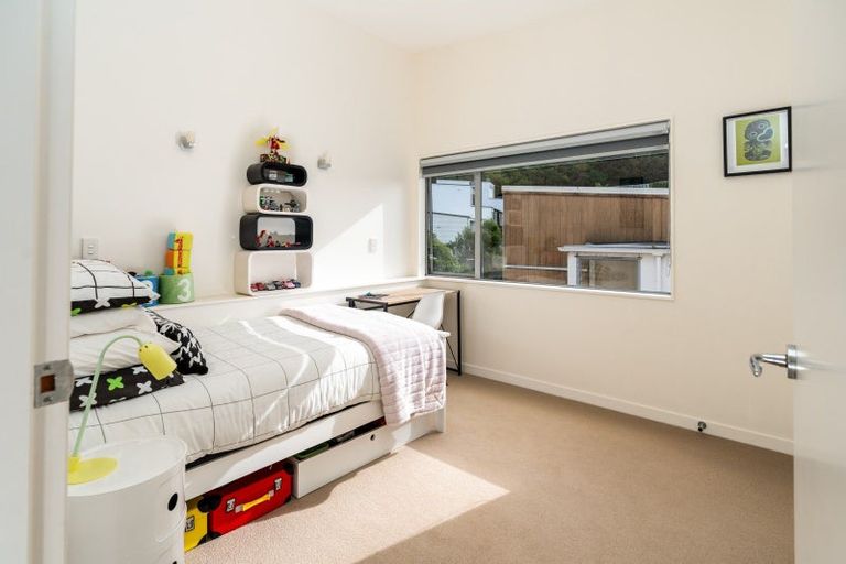 Photo of property in 37 Tiketike Way, Brooklyn, Wellington, 6021