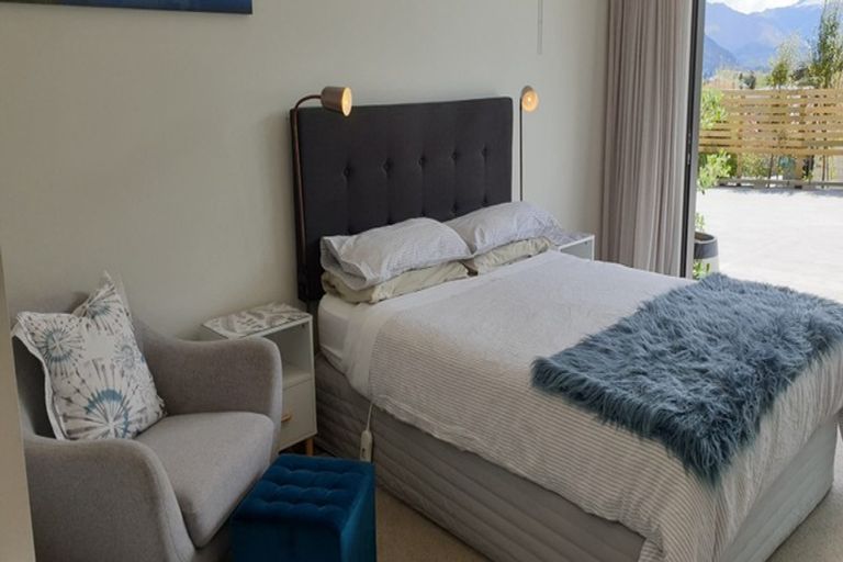 Photo of property in 8 Bovett Place, Wanaka, 9305