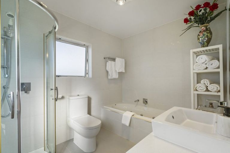 Photo of property in 5 Bintulu Place, Fairview Heights, Auckland, 0632