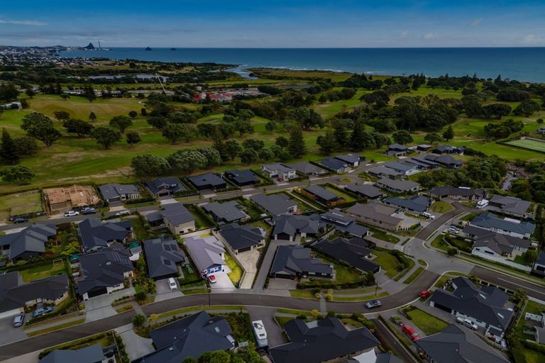 Photo of property in 8 Oakmont Crescent, Waiwhakaiho, New Plymouth, 4312