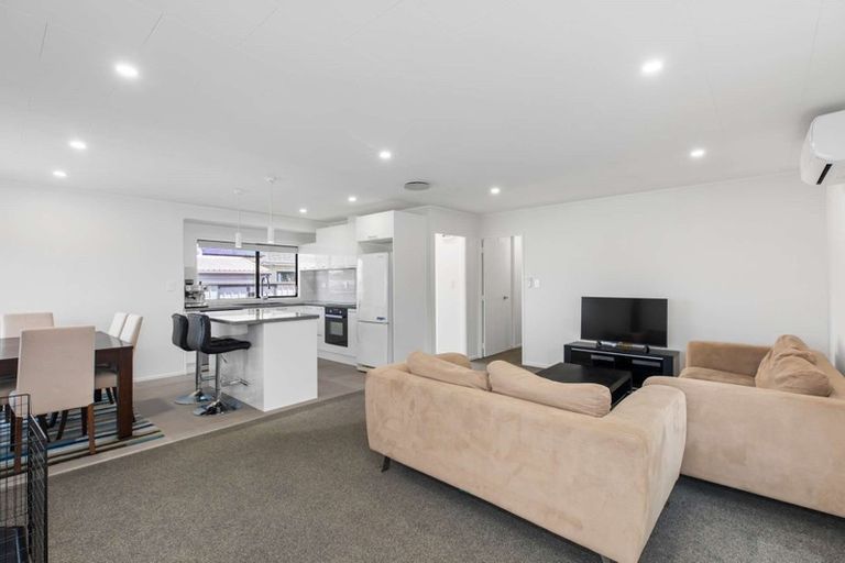 Photo of property in 2/8 Celmisia Place, Weymouth, Auckland, 2103